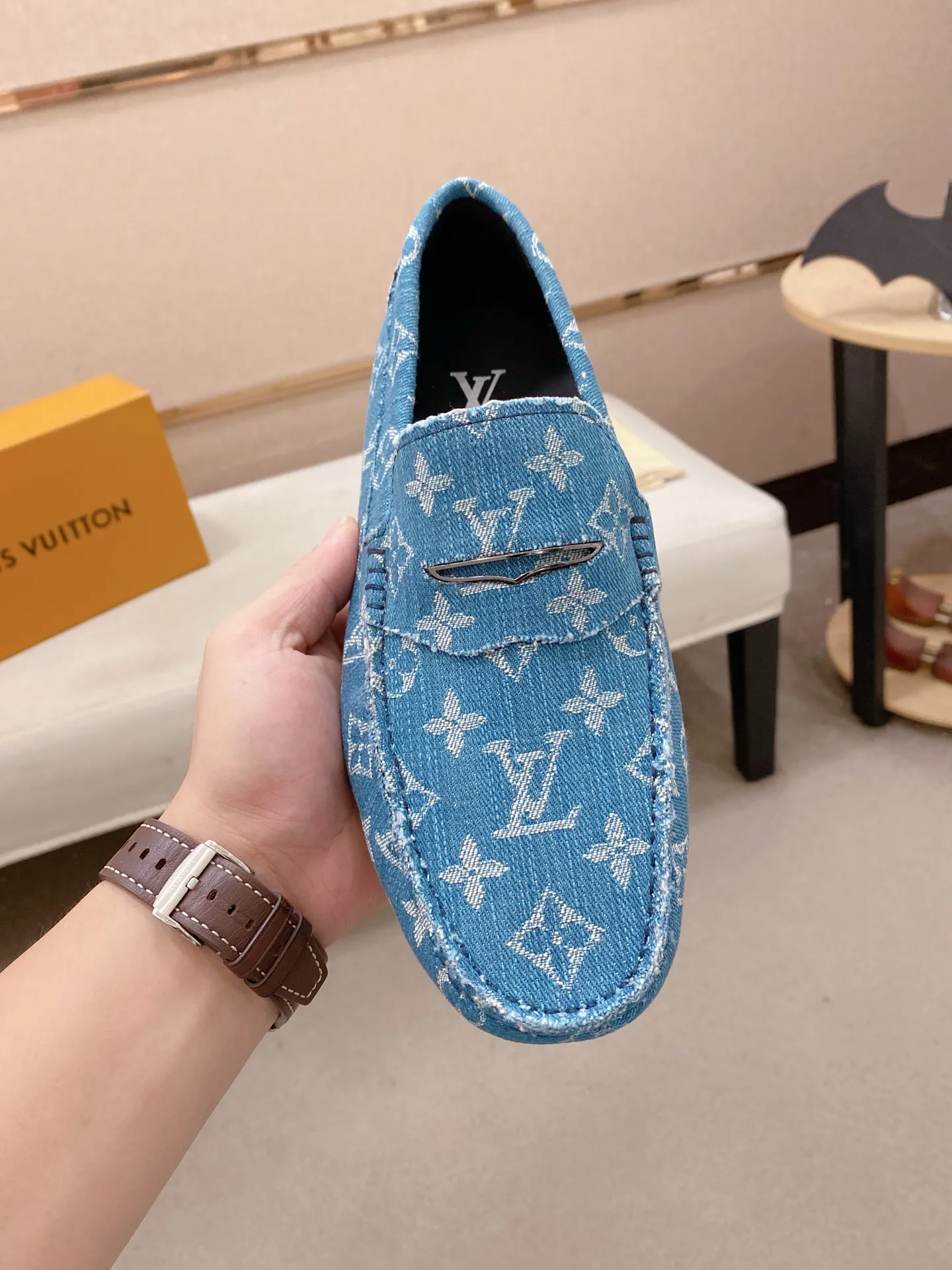 Factory price: 500💰High-end quality! LV 🆕🆕Exclusive hot-selling products in stock🔥🔥New products on the shelves, high-quality Ferragamo men's pea shoes, high-end casual driving shoes, with complete packaging! 💪 💪 Material: Imported official website one-to-one fabric 🐂 + Imported high-quality buffalo leather lining + wear-resistant outsole 👍🏻👍🏻 Features: High-end and comfortable, purely handmade 🚀 🚀 Create the perfect shoes that suit you best 🔥 🔥 Size: (38-44) 45 standard size can be customized!